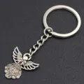 Llavero con amuleto de ala de ángel en plata antigua y detalles en relieve - Plata antigua