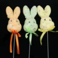 Vue détaillée de lapins de Pâques en mousse scintillante avec nœuds en ruban de trois couleurs - Cuttled rabbit egg
