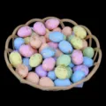 Vista macro detallada de huevos de Pascua de espuma coloridos con manchas doradas - Lentejuelas Doradas (Estilo L) / Juego de 6