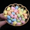 Vista detallada de pequeños huevos de Pascua de espuma con motas doradas en cesta - Copos de Lámina de Oro (Estilo M) / Juego de 6