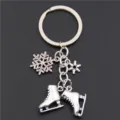 Zilverkleurige sleutelhanger met schaatsen en sneeuwvlokjes hangers voor de winter - Schaatsen Thema (15)
