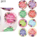 Vue détaillée d'un rouleau de 500 autocollants fleuris fête des mères avec texte élégant - Autocollant Floral Fête des Mères (ZF77) / 500 Autocollants/Rouleau