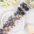 Nahaufnahme von Vintage PET-Stickerband mit dunkelblauen und orangefarbenen Blumen - Blau Orange Vintage Ölgemälde Floral (ZI24) / 2 Meter Pro Rolle