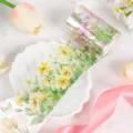 Nahaufnahme von Blumen-PET-Washi-Tape mit gelben und rosa Blütenmustern für Tagebücher. - Gelbe Rosa Tulpen Und Schmetterlinge (ZI25) / 2 Meter Pro Rolle