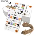 Halloween Geschenkanhänger Set mit Totenkopf und Kürbis Motiven inklusive Hanfseil 50 Stück - Bunter No Tricks Just Treats Stil (WSDP19) / 50 Blatt
