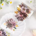 Detailansicht von buntem floralem PET-Washi-Tape auf weißem Zierteller - Violett Gold Vintage Floral (ZI28) / 2 Meter Pro Rolle