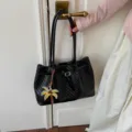 Elegante schwarze gewebte Tragetasche mit Palmenanhänger für den täglichen Arbeitsweg - Schwarz (Mit Anhänger)