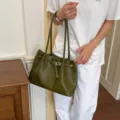 Elegante dunkelgrüne Shopper-Tasche aus geflochtenem Kunstleder mit langen Riemen - Grün (Ohne Anhänger)