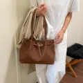 Braune Tragetasche aus weichem Leder mit gewebter Textur, minimalistische Handtasche - Braun (Ohne Anhänger)