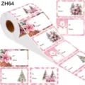 Close-up van roze kerstetikettenrol met feestelijke ontwerpen van de kerstman erop - Roze Auto Sneeuwpop Stijl (ZH64) / 200 Stuks