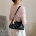 Elegante schwarze Umhängetasche aus weichem Leder im koreanischen Stil mit Perlendetail - Mit Anhänger / Schwarz