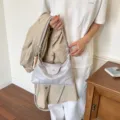 Minimalistische Umhängetasche aus weichem Leder in Hellgrau im koreanischen Stil - Mit Anhänger / Graublau