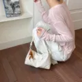 Minimalistische weiße Umhängetasche aus weichem Leder mit Holzperlen-Anhänger - Mit Anhänger / Weiß
