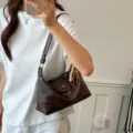 Vintage dunkelbraune Damen-Umhängetasche aus weichem Leder mit Holzperlen-Dekoration - Mit Anhänger / Kaffeebraun