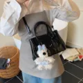 Mini bolso tote elegante de PVC negro brillante con un adorable colgante de oso de peluche - Con Colgante / Negro