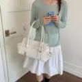 Schicke weiße Tragetasche mit Nieten, Herzanhänger und Schleifen-Details - Mit Anhänger Stil / Weiß