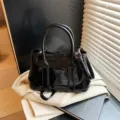 Petit sac cabas noir brillant élégant avec bandoulière amovible pour un look chic - Sac Seul / Noir