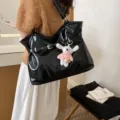 Sac cabas chic en cuir verni noir avec boucle de ceinture et charm chien blanc décoratif - Avec Pendentif / Noir