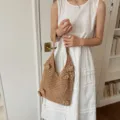 Handgehäkelte hohle Tragetasche mit 3D-Blumenmustern und eleganten Perlenakzenten - Khaki