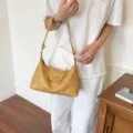 Minimalistische senfgelbe Umhängetasche aus weichem Leder im koreanischen Stil - Einzelne Tasche / Gelb