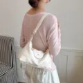 Koreanische cremefarbene weiche Lederschultertasche mit Ziernähten und Metallakzent - Einzelne Tasche / Weiß