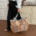 Große khakifarbene Strandtasche aus Mesh mit Buchstabengurt und Seitentaschen für den Sommer - Khaki