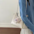 Minimalistische cremeweiße Umhängetasche aus weichem Kunstleder, vielseitiger Damen-Shopper - Off-White Mit Hasenanhänger / Weiß