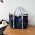 Große dunkelblaue Tragetasche mit Netztaschen außen und weißen CHAOHUO-BAG Trägern - Blau