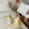 Moderne hellgelbe minimalistische Schultertasche mit einem süßen Blumen-Hasen-Anhänger - Gelb Mit Hasenanhänger / Gelb