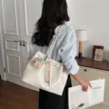Grand sac fourre-tout crème avec design de ceinture et breloque ours en peluche chic - Blanc + Pendentif