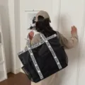 Große schwarze Mesh-Strandtasche mit weiß bedruckten Buchstabenriemen für den Sommer - Schwarz