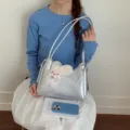 Schicke silberne Schultertasche aus weichem Kunstleder mit süßem Hasen-Anhänger - Silber Mit Hasenanhänger / Silber
