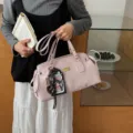 Elegante Vintage-Baguette-Umhängetasche in Rosa für Damen mit dekorativem Anhänger und Gurt - Mit Katzenkartenhalter-Anhänger / Rosa