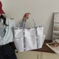 Große weiße Sommer-Strandtasche mit Netztaschen und stilvoll bedruckten Trägern - Weiß
