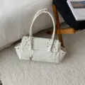 Elegante cremeweiße Motorrad-Tasche mit silbernen Nieten und Sternen für Damen - Einzelner Taschenstil / Weiß