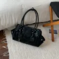 Schicke schwarze Biker-Tote-Bag mit silbernen Sternnieten und Punk-Wildlederoptik. - Einzelner Taschenstil / Schwarz