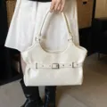 Elegante witte damestas in kantoorstijl met decoratief riemdetail en zilveren gesp - Broken Wit