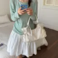 Elegante cremeweiße Tragetasche aus weichem Leder mit Schleife im koreanischen Stil - Weiß mit Anhänger