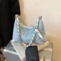 Κομψή μπλε τσάντα ώμου denim patchwork με λεπτομέρειες από στρας και ασημένια αλυσίδα - Στυλ 1 / Μονή τσάντα