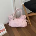 Modische rosa Handtasche aus weichem Leder mit Herzanhänger und elegantem Dekoband - Rosa Mit Anhänger
