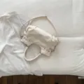 Minimalistische cremeweiße Handtasche aus weichem Leder mit silbernen Nieten - Weiß Nur Tasche