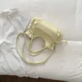 Hellgelbe Tragetasche aus weichem Leder mit Kordelzug und Schultergurt - Gelb - Einzelne Tasche