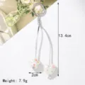 Vista detallada del llavero con flores y cuentas de corazón, longitud de 13,4 cm - Corazón