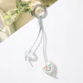 Detalle de un llavero de corazón blanco con texto smile de colores y cara sonriente. - Fila de Perlas Sonrisa