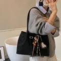 Μεγάλη ρετρό μαύρη τσάντα tote με λεπτομέρεια ζώνης και καθρέφτη σε σχήμα καρδιά - Με Κρεμαστό / Μαύρο