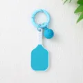 Vue détaillée d'un porte-clés raquette de pickleball bleu avec un mini pendentif balle - Bleu lac