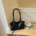 Schwarze Umhängetasche im koreanischen Stil mit Gürtelschnalle im minimalistischen Design - Einzelne Tasche / Schwarz