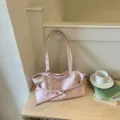Minimalistische rosa Umhängetasche im koreanischen Stil mit Gürtelschnalle - Einzelne Tasche / Rosa