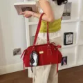 Elegante rote Retro-Baguette-Schultertasche für Damen mit dekorativem Anhänger - Mit Katzenkartenhalter-Anhänger / Rot