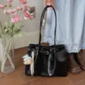 Grand sac cabas noir brillant avec boucle élégante et charmant pendentif d'ours noir - Noir Avec Pendentif